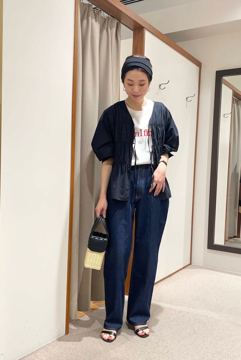 ブラウン系のその他アウター、その他のTシャツ/カットソー、ブラック系のシャツ/ブラウスを着用したレディースの春コーディネートの2枚目の写真