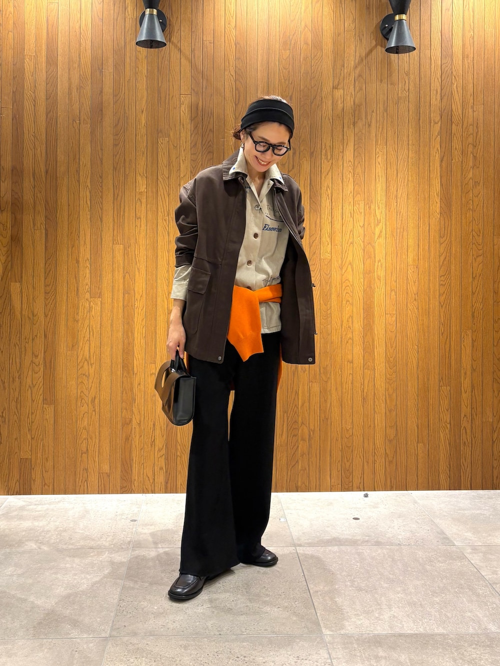 ブラウン系のカバーオール、ベージュ系のTシャツ/カットソー、ブラック系のその他パンツを着用したレディースの秋コーディネートの2枚目の写真