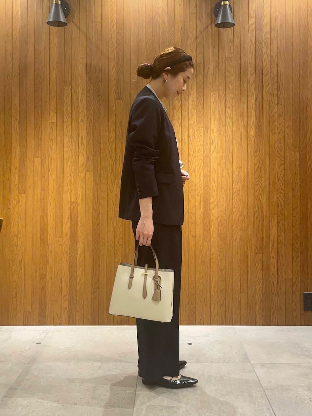 ホワイト系のトートバッグ、ブルー系のその他パンツ、ブルー系のノーカラージャケットを着用したレディースの冬コーディネートの3枚目の写真