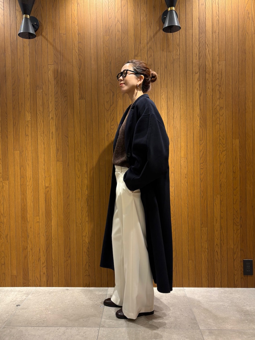 ブルー系のテーラードジャケット、ホワイト系のその他パンツ、ブラック系のショルダーバッグを着用したレディースの冬コーディネートの3枚目の写真