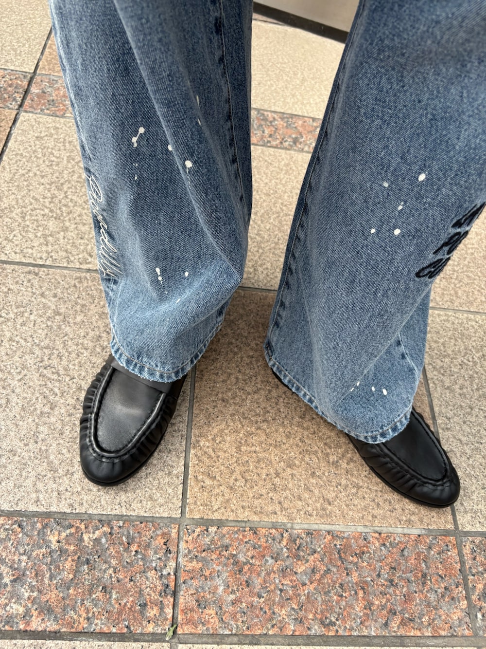 ブルー系のデニムパンツ、ベージュ系のダウンジャケット/コート、ホワイト系のシャツ/ブラウスを着用したレディースの秋コーディネートの9枚目の写真
