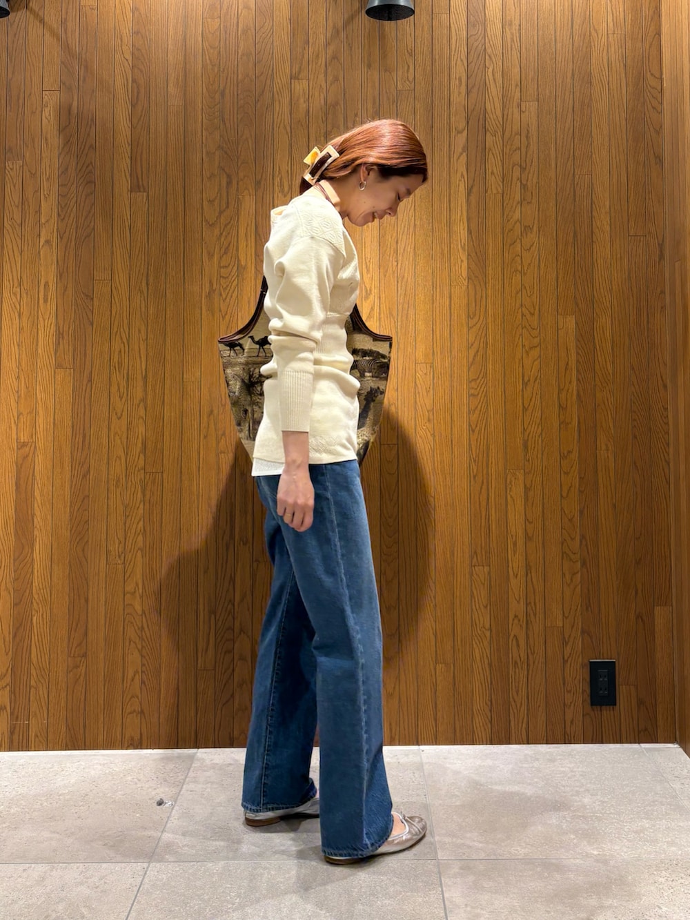 ホワイト系のニット/セーター、ブルー系のデニムパンツを着用したレディースの春コーディネートの4枚目の写真