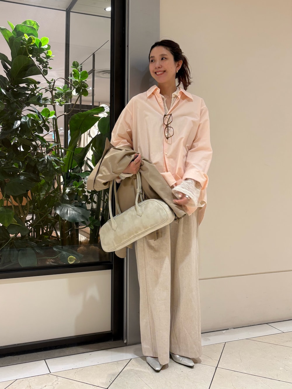 ベージュ系のトレンチコート、ブルー系のシャツ/ブラウス、ホワイト系のシャツ/ブラウスを着用したレディースの冬コーディネートの5枚目の写真