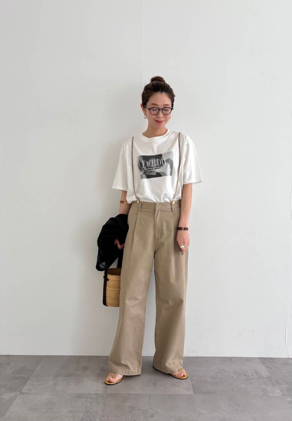 ベージュ系のその他パンツ、その他のTシャツ/カットソー、ゴールド系のサンダルを着用したレディースの春コーディネートの6枚目の写真