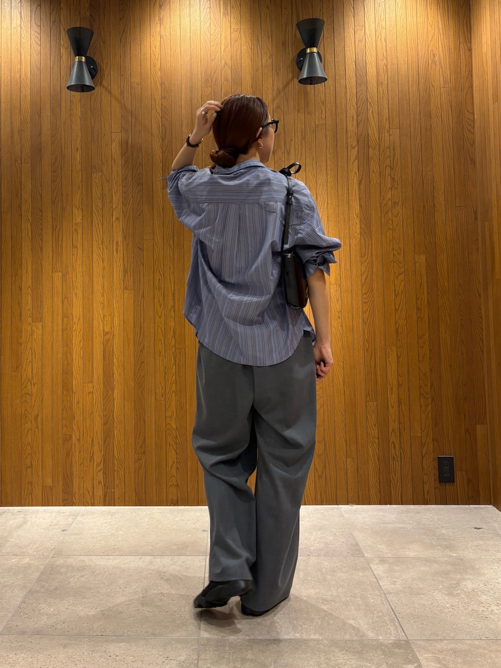 その他のシャツ/ブラウス、グレー系のその他パンツ、ブラック系のスニーカーを着用したレディースの春コーディネートの4枚目の写真