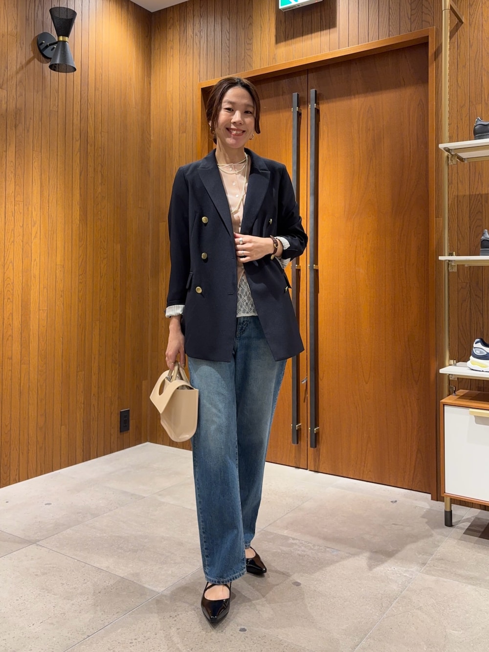 ブルー系のその他アウター、ピンク系のカーディガン/ボレロ、ホワイト系のTシャツ/カットソーを着用したレディースの冬コーディネートの3枚目の写真