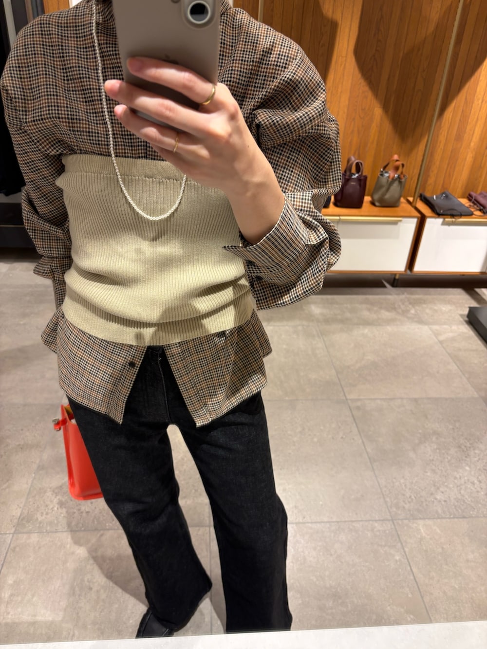 その他のシャツ/ブラウス、ベージュ系のニット/セーター、ブラック系のデニムパンツを着用したレディースの秋コーディネートの9枚目の写真