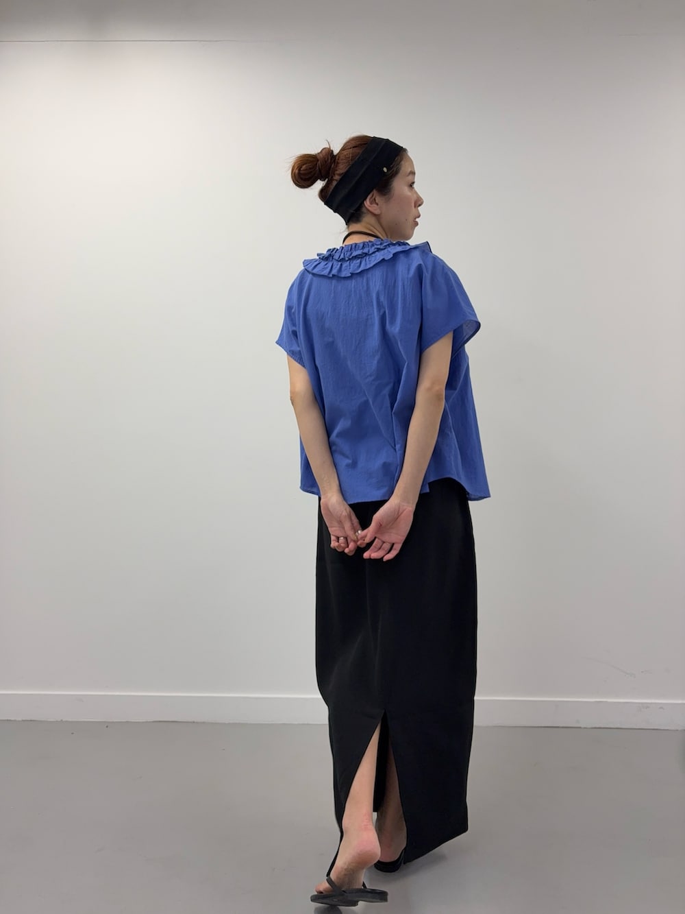 ブルー系のシャツ/ブラウス、ブラック系のショルダーバッグ、ブラック系のサンダルを着用したレディースの春コーディネートの3枚目の写真