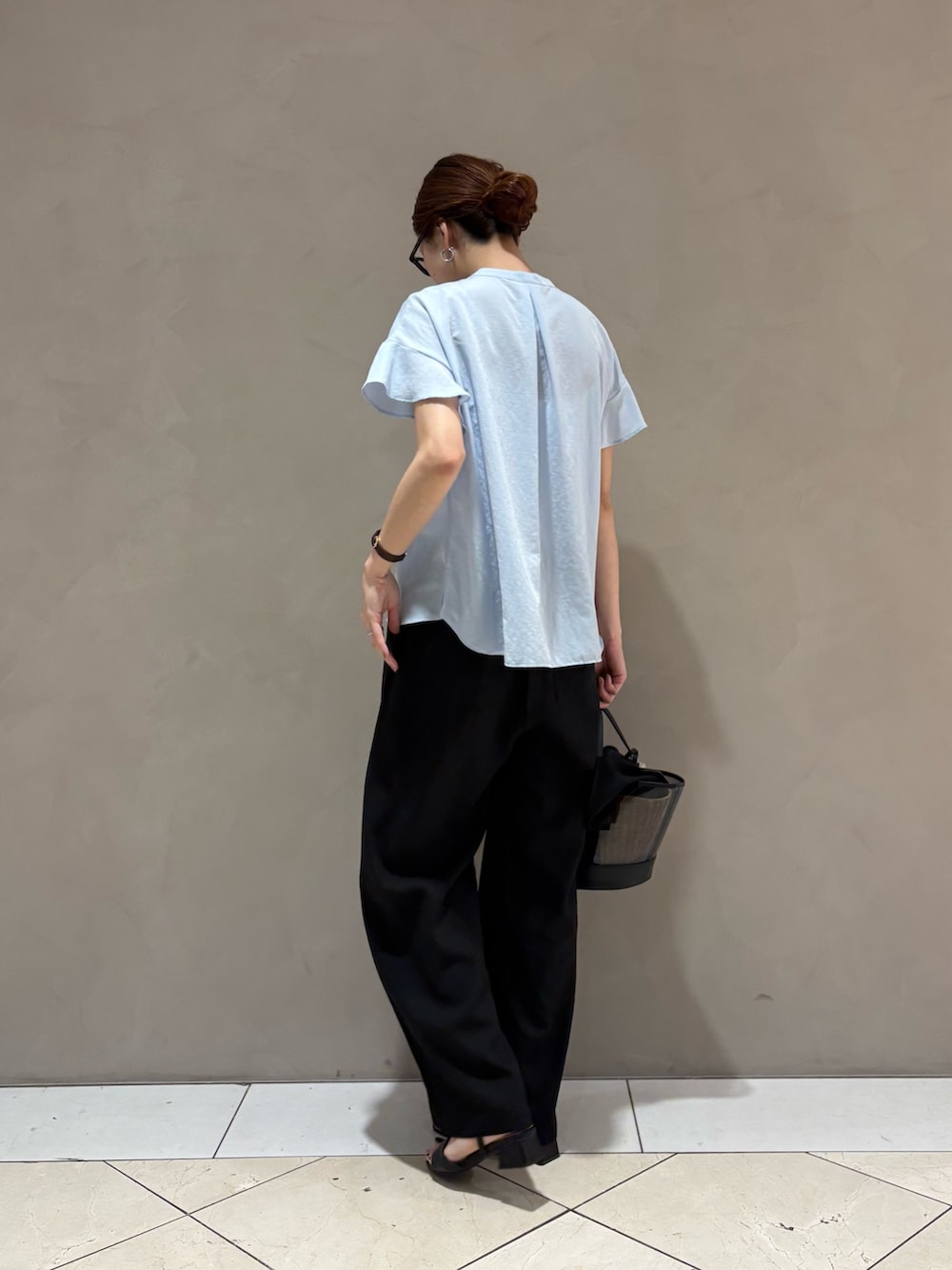 ブルー系のシャツ/ブラウス、ブラック系のその他パンツ、ブラック系のかごバッグを着用したレディースの夏コーディネートの4枚目の写真