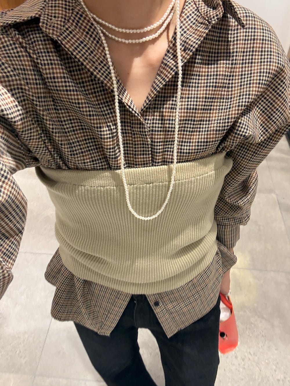 その他のシャツ/ブラウス、ベージュ系のニット/セーター、ブラック系のデニムパンツを着用したレディースの秋コーディネートの6枚目の写真