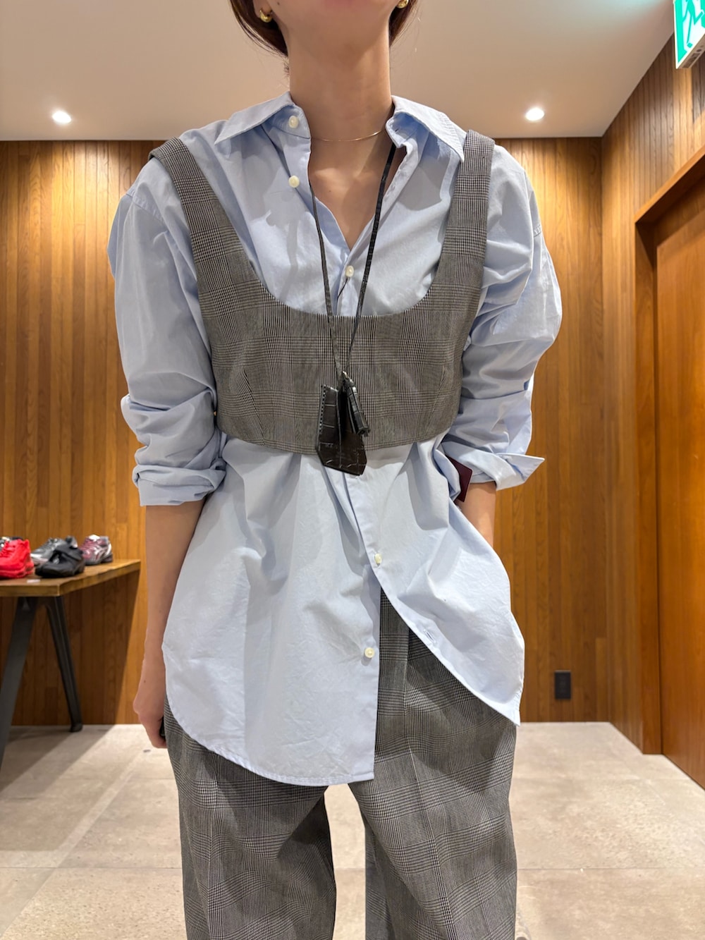 ホワイト系のスニーカー、ブルー系のシャツ/ブラウス、ベージュ系のトレンチコートを着用したレディースの春コーディネートの9枚目の写真