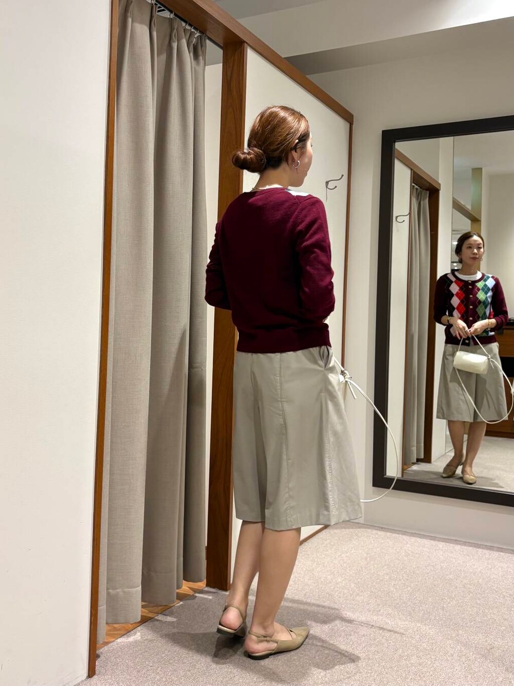 グレー系のその他パンツ、ベージュ系のパンプス、ホワイト系のショルダーバッグを着用したレディースの夏コーディネートの3枚目の写真