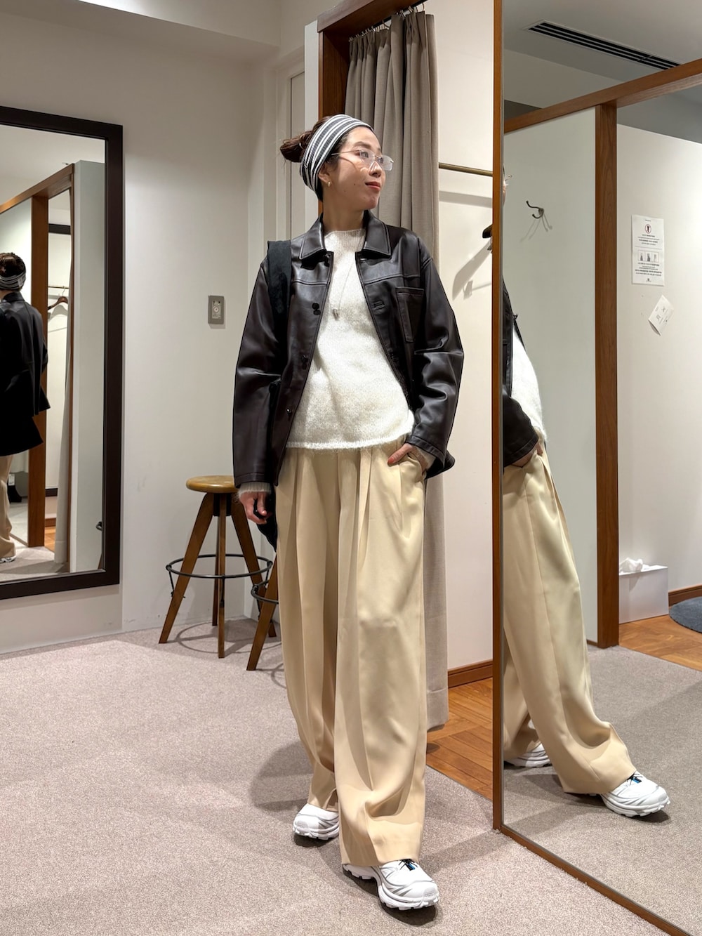 ホワイト系のニット/セーター、ベージュ系のその他パンツ、ホワイト系のスニーカーを着用したレディースの冬コーディネートの5枚目の写真