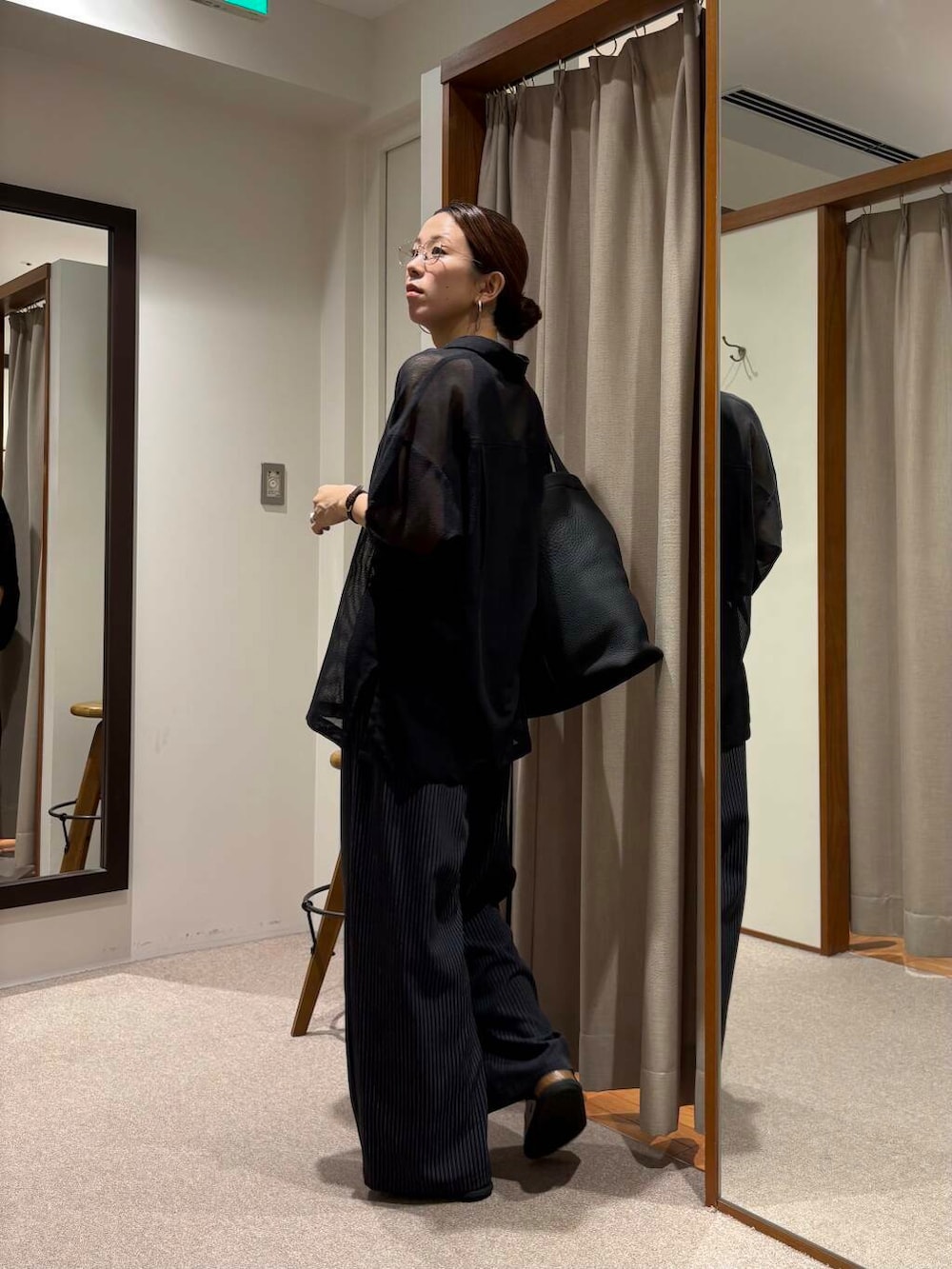 ブラック系のトートバッグ、ブラック系のサンダル、その他のその他パンツを着用したレディースの夏コーディネートの4枚目の写真