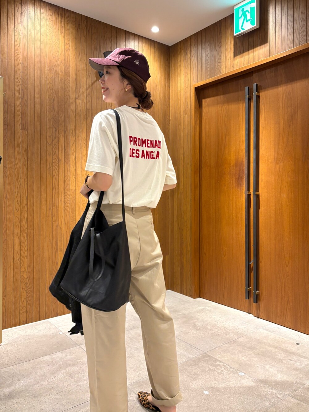 ホワイト系のTシャツ/カットソー、ベージュ系のチノパンツ、ブラック系のショルダーバッグを着用したレディースの秋コーディネートの8枚目の写真