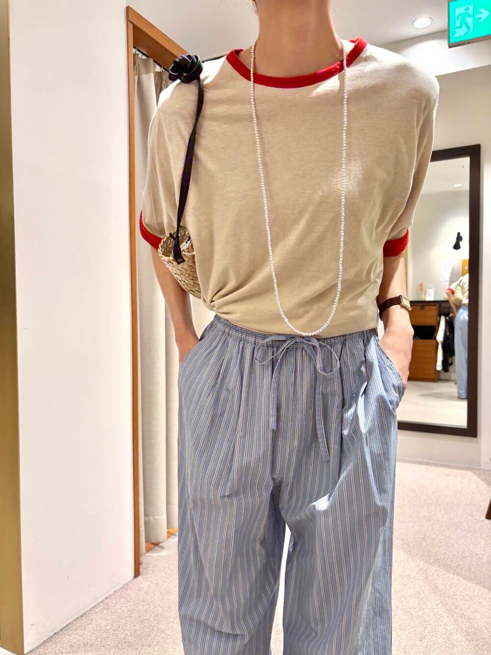 ブルー系のその他パンツ、レッド系のTシャツ/カットソー、シルバー系のネックレスを着用したレディースの夏コーディネートの6枚目の写真