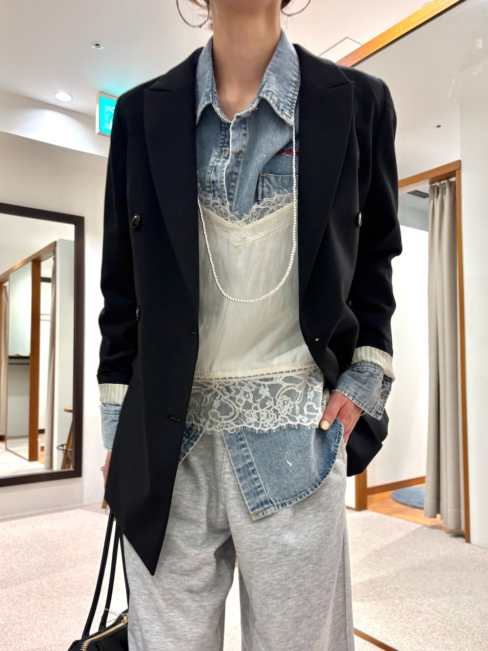 ブラック系のその他アウター、ブルー系のシャツ/ブラウス、グレー系のスウェットパンツを着用したレディースの春コーディネートの6枚目の写真