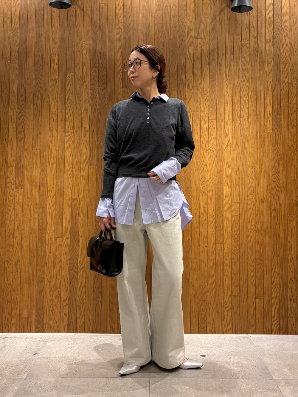 その他のシャツ/ブラウス、グレー系のデニムパンツ、シルバー系のパンプスを着用したレディースの冬コーディネートの6枚目の写真