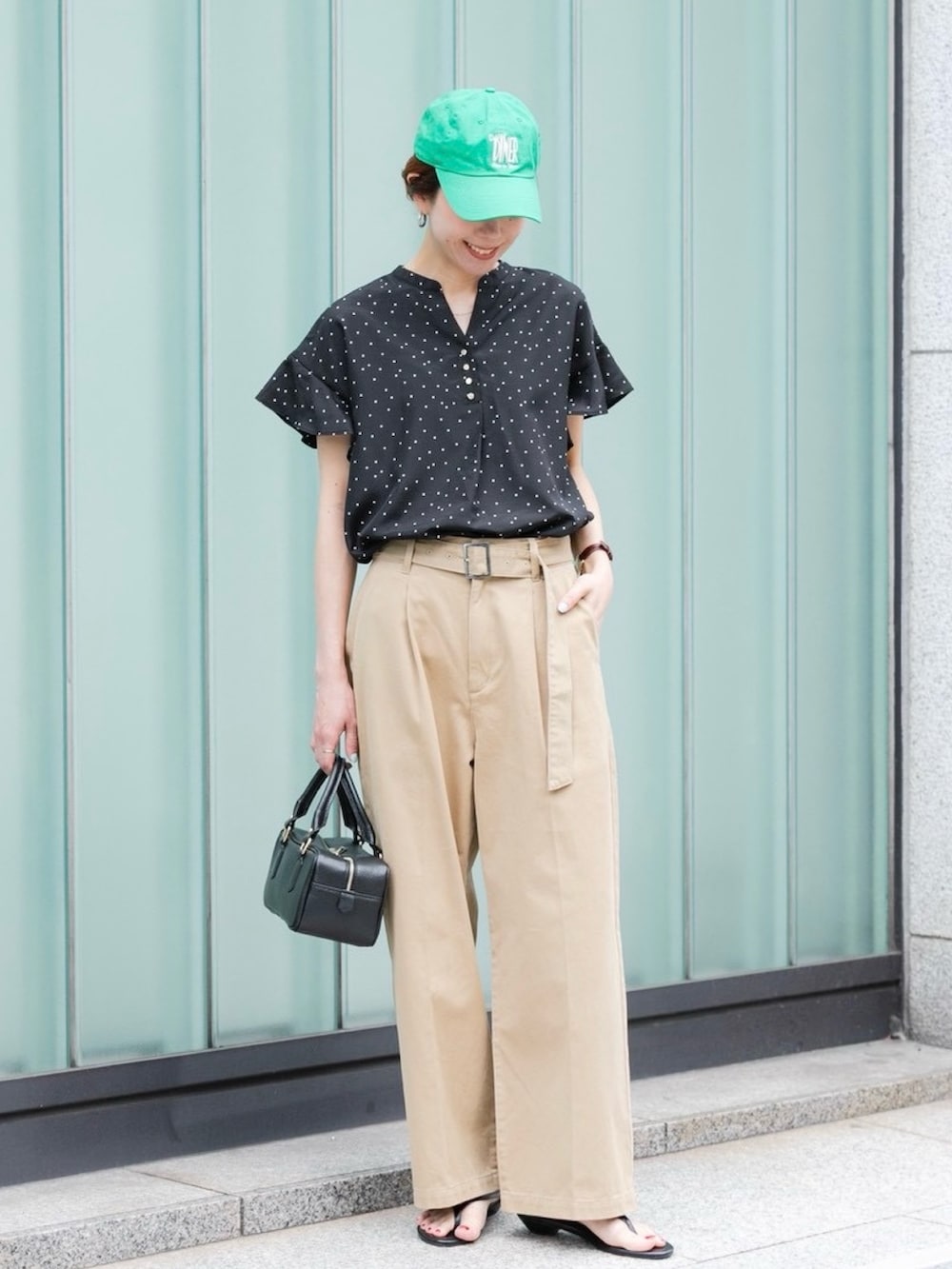 ベージュ系のその他パンツ、ブラック系のハンドバッグ、ブラック系のサンダルを着用したレディースの春コーディネートの2枚目の写真