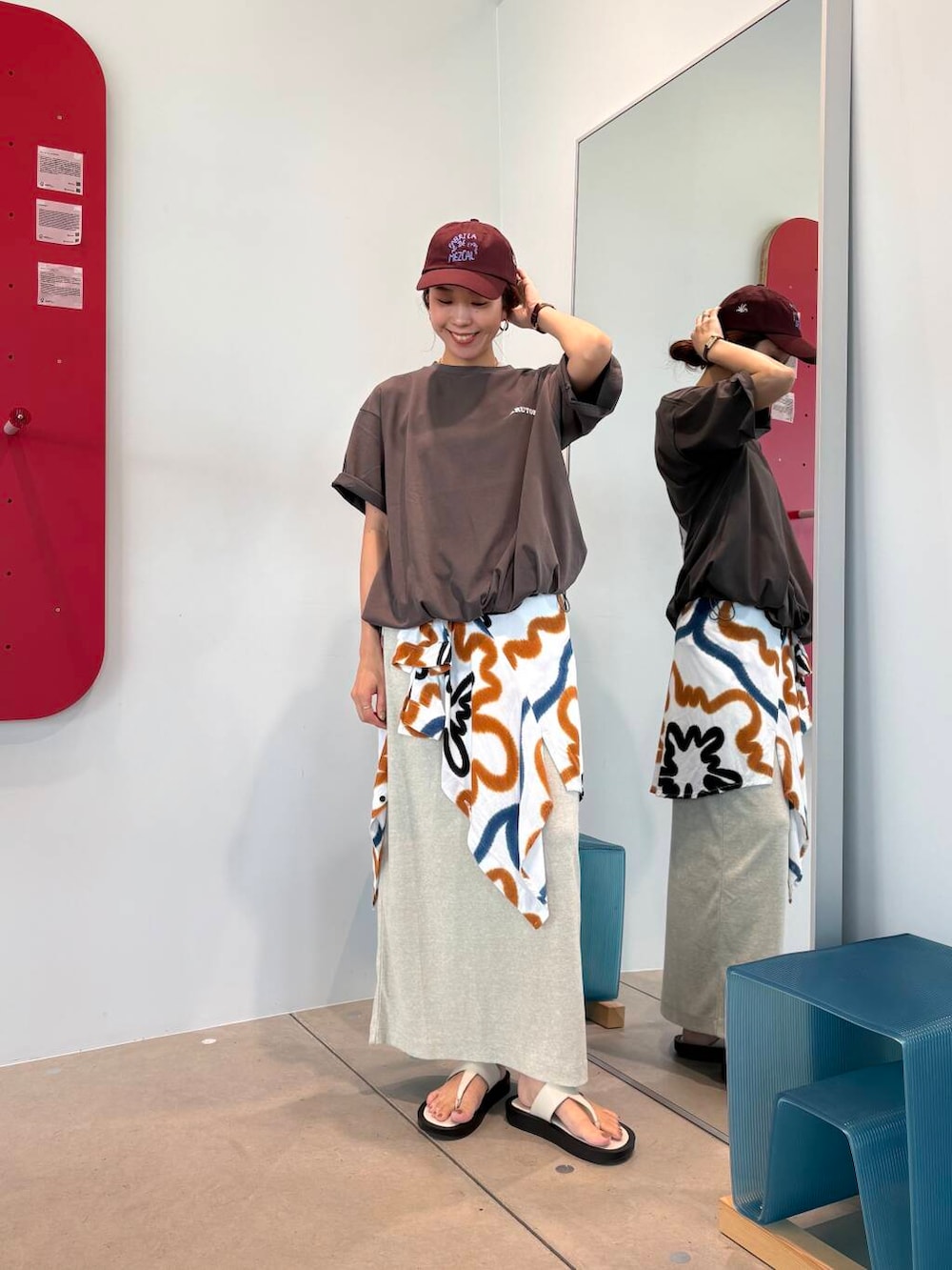 グレー系のスカート、グレー系のTシャツ/カットソー、その他のルームウェア/パジャマを着用したレディースの夏コーディネートの2枚目の写真