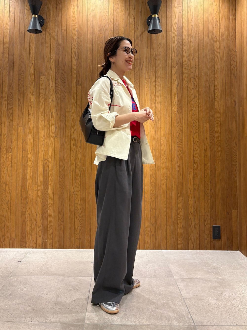 レッド系のTシャツ/カットソー、ホワイト系のTシャツ/カットソー、グレー系のその他パンツを着用したレディースの春コーディネートの7枚目の写真