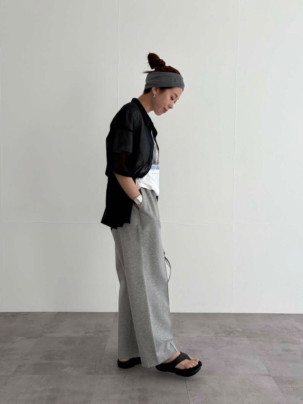 ブラック系のショルダーバッグ、グレー系のその他パンツ、ブラック系のサンダルを着用したレディースの夏コーディネートの2枚目の写真