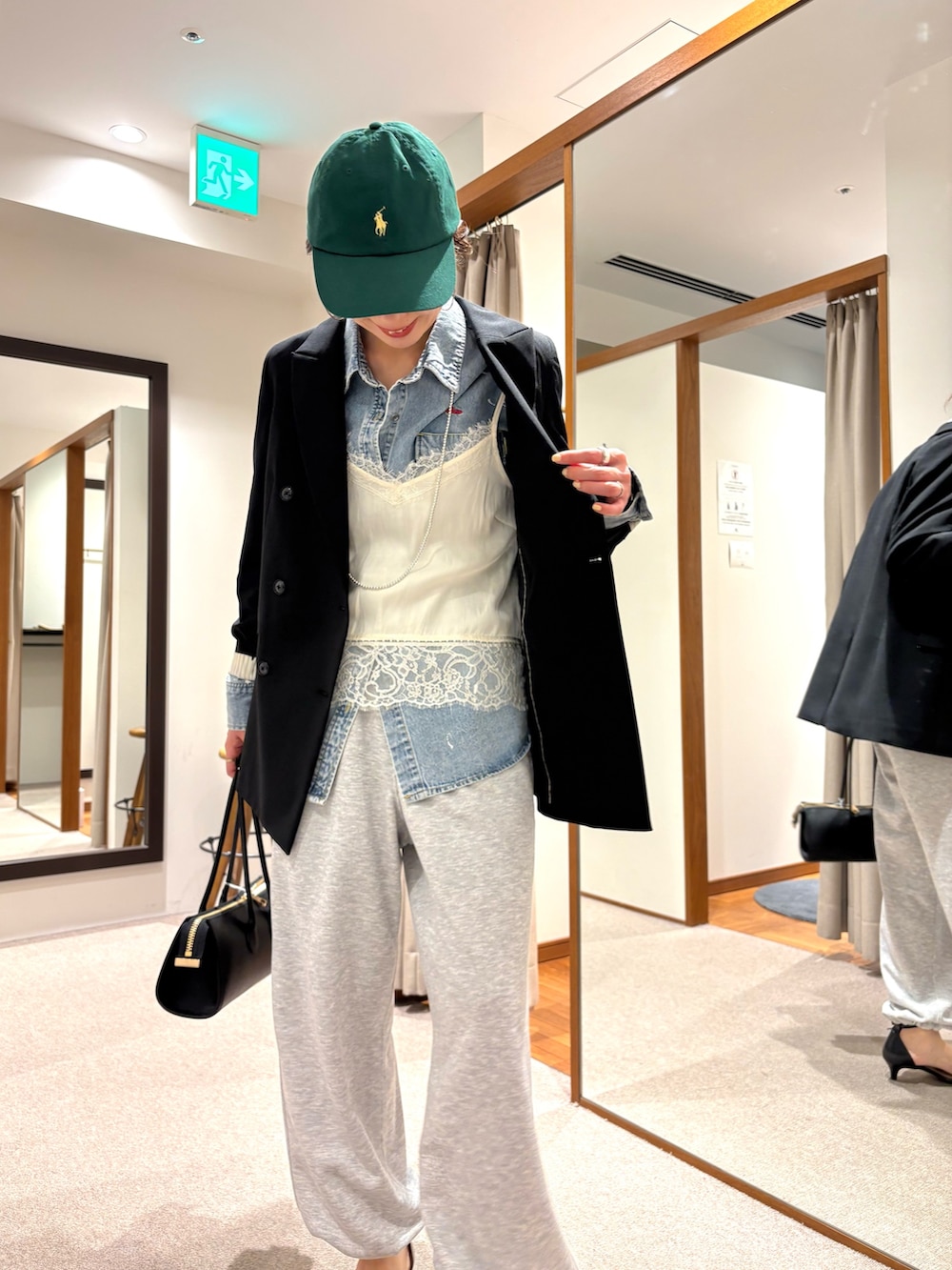 ブラック系のその他アウター、ブルー系のシャツ/ブラウス、グレー系のスウェットパンツを着用したレディースの春コーディネートの7枚目の写真