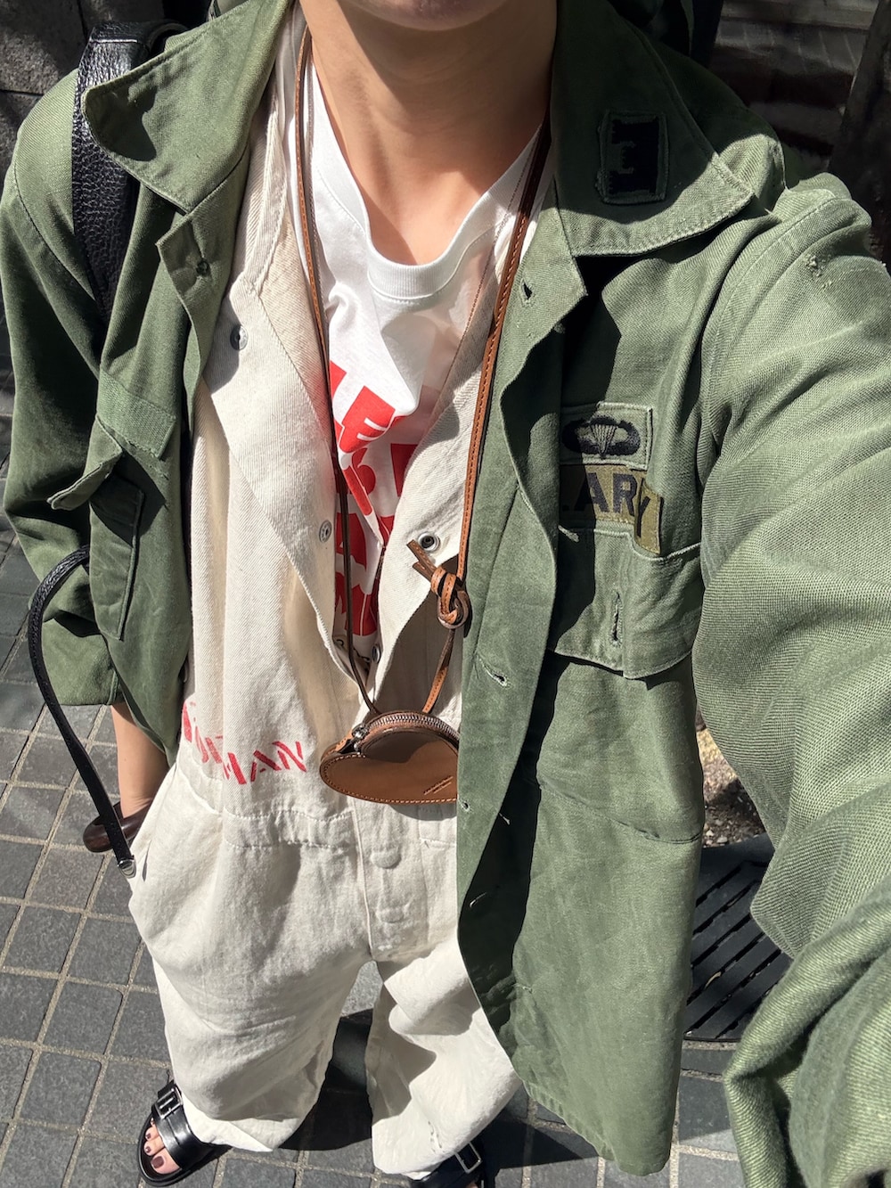 ベージュ系のその他パンツ、その他のTシャツ/カットソー、ブラック系のトートバッグを着用したレディースの春コーディネートの4枚目の写真