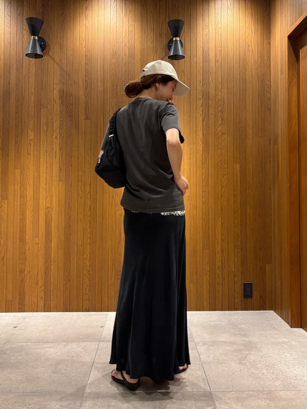 ブラック系のTシャツ/カットソー、ホワイト系のキャミソール、ブラック系のスカートを着用したレディースの夏コーディネートの3枚目の写真