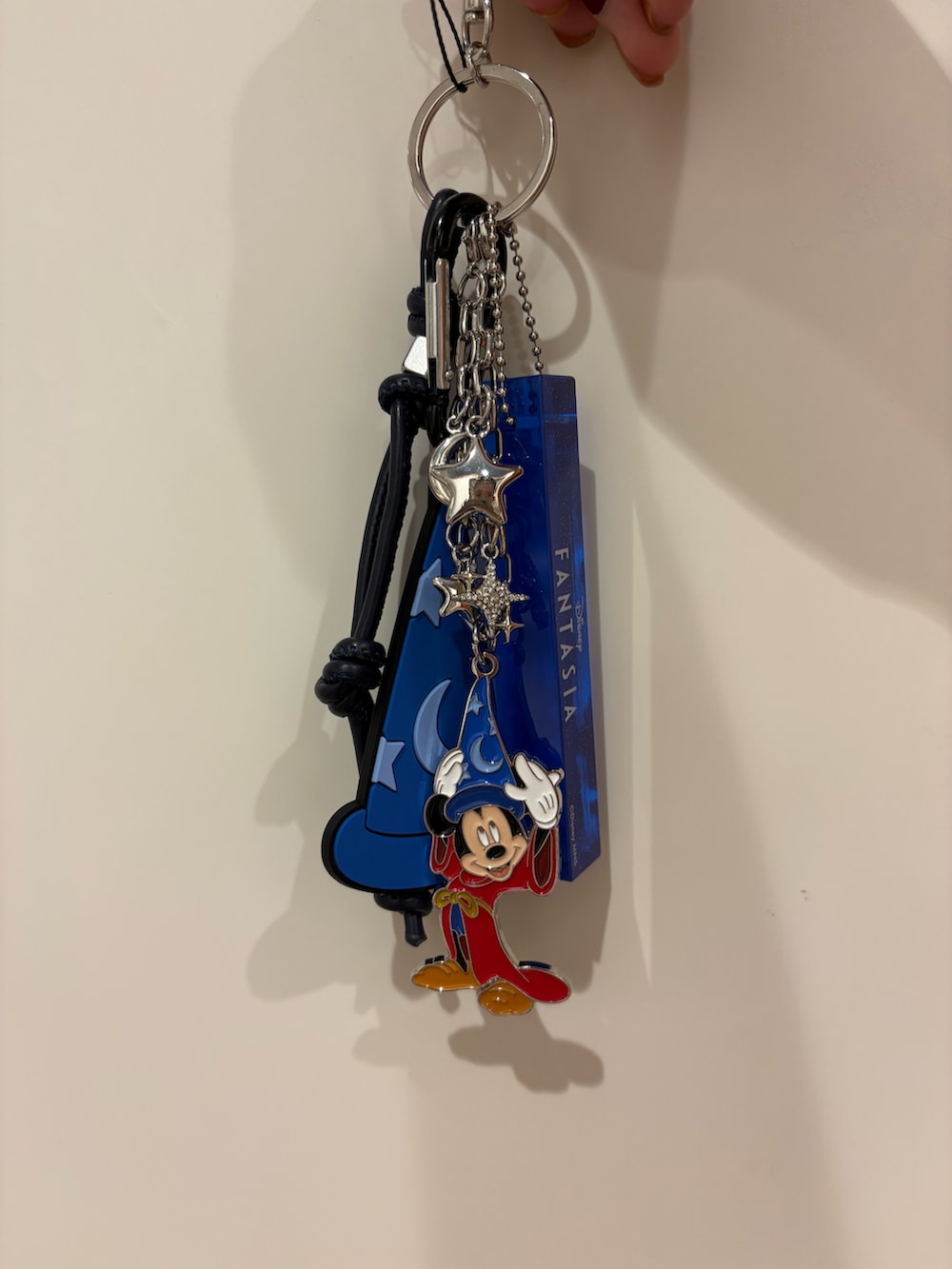 ブラウン系のスカート、その他のトートバッグ、ベージュ系のサンダルを着用したレディースの夏コーディネートの7枚目の写真