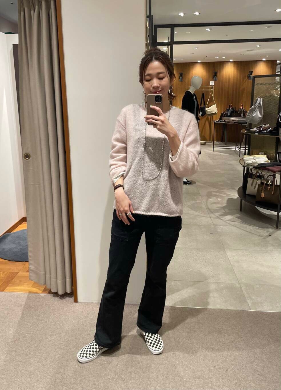 ブラック系のボストンバッグ、ブラック系のダウンジャケット/コート、ピンク系のニット/セーターを着用したレディースの冬コーディネートの6枚目の写真