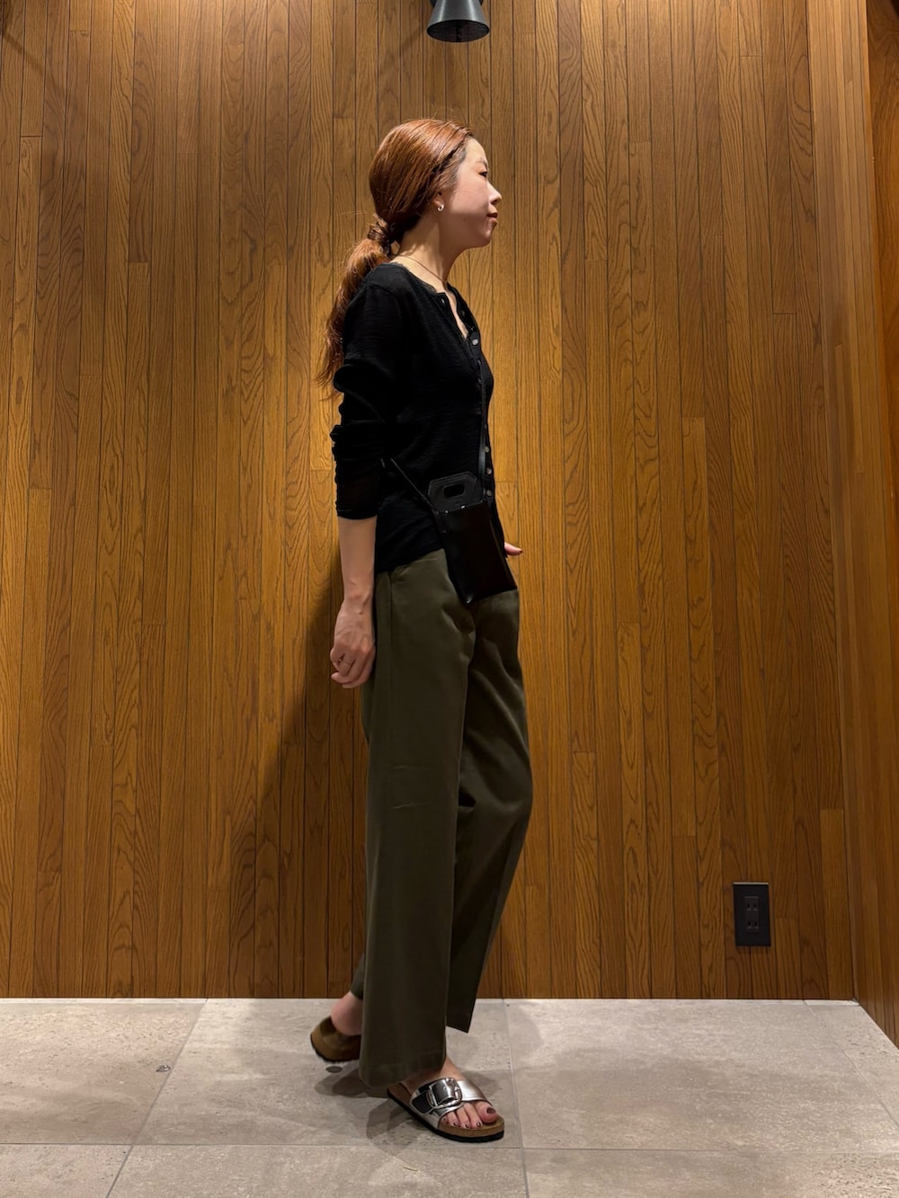 ブラック系のタンクトップ、グリーン系のその他パンツ、ブラック系のカーディガン/ボレロを着用したレディースの夏コーディネートの4枚目の写真
