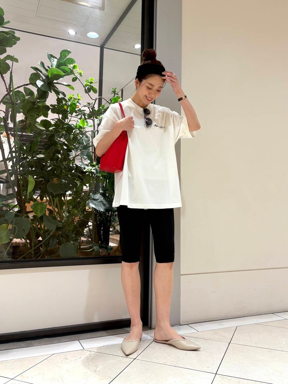 レッド系のショルダーバッグ、ホワイト系のTシャツ/カットソー、ブラック系の水着を着用したレディースの春コーディネートの5枚目の写真