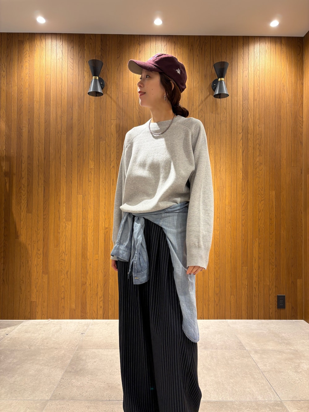 ブラック系のその他アウター、グレー系のその他パンツ、ブラック系のローファーを着用したレディースの秋コーディネートの7枚目の写真