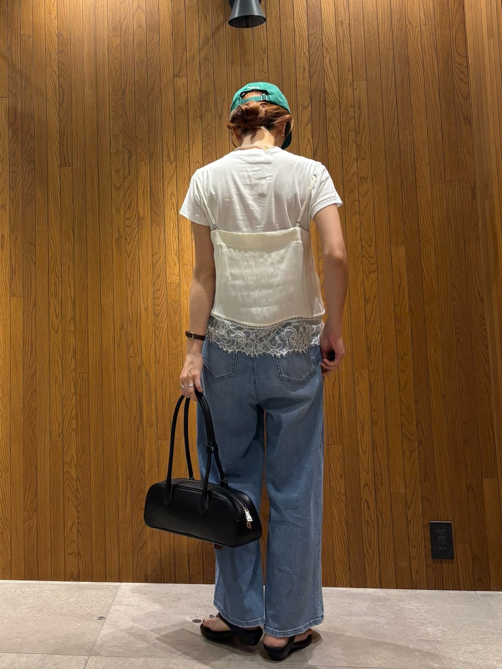 ホワイト系のキャミソール、ブルー系のデニムパンツ、その他のTシャツ/カットソーを着用したレディースの春コーディネートの4枚目の写真