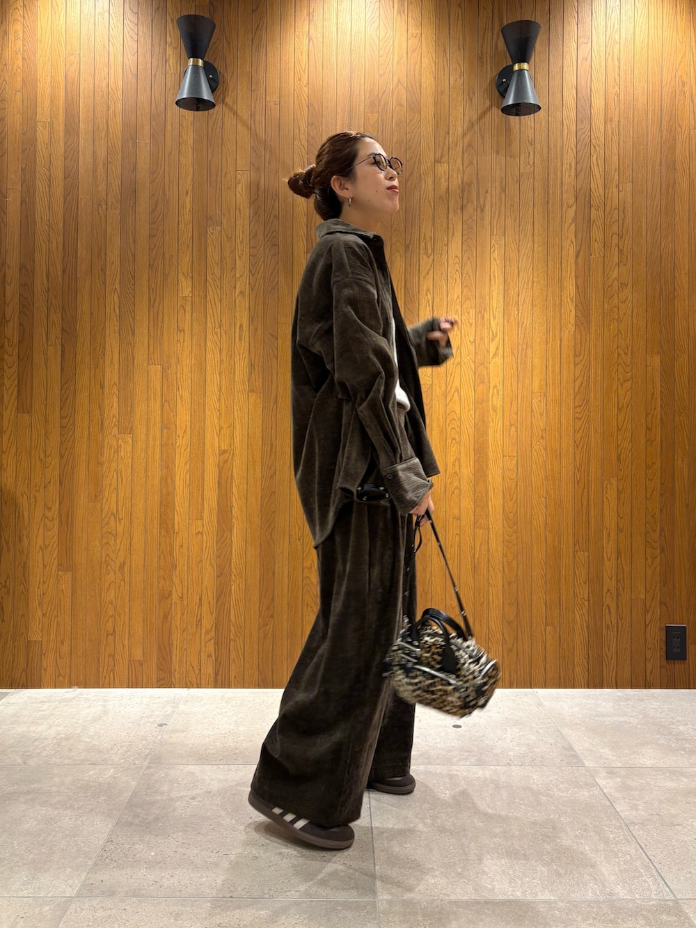 グレー系のその他パンツ、グレー系のニット/セーター、グレー系のシャツ/ブラウスを着用したレディースの秋コーディネートの6枚目の写真