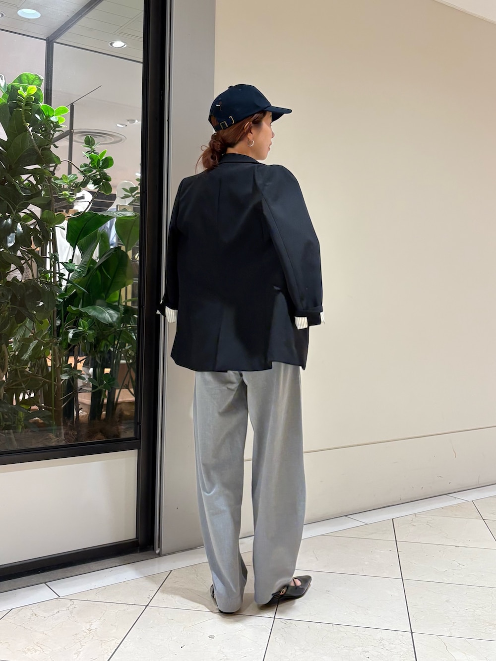 ブラック系のその他アウター、グレー系のその他パンツ、ブラック系のパンプスを着用したレディースの春コーディネートの3枚目の写真