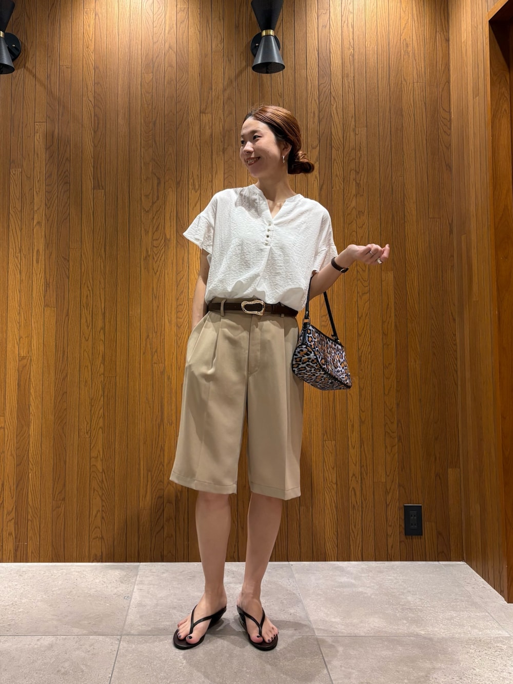ホワイト系のシャツ/ブラウス、ブラウン系のサンダル、ベージュ系のその他パンツを着用したレディースの夏コーディネートの5枚目の写真