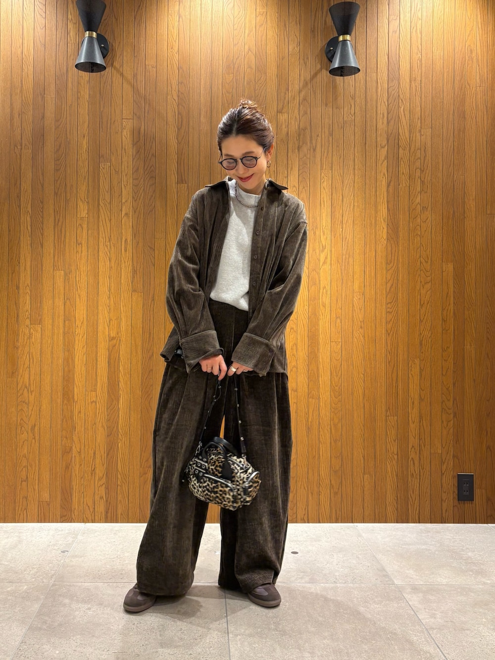 グレー系のその他パンツ、グレー系のニット/セーター、グレー系のシャツ/ブラウスを着用したレディースの秋コーディネートの8枚目の写真