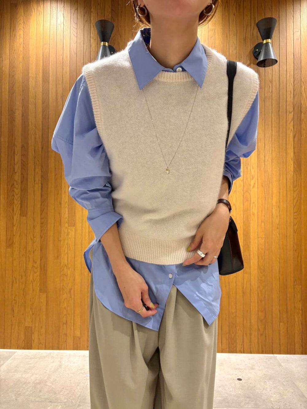 ベージュ系のその他パンツ、ブルー系のシャツ/ブラウス、ブラック系のショルダーバッグを着用したレディースの夏コーディネートの7枚目の写真