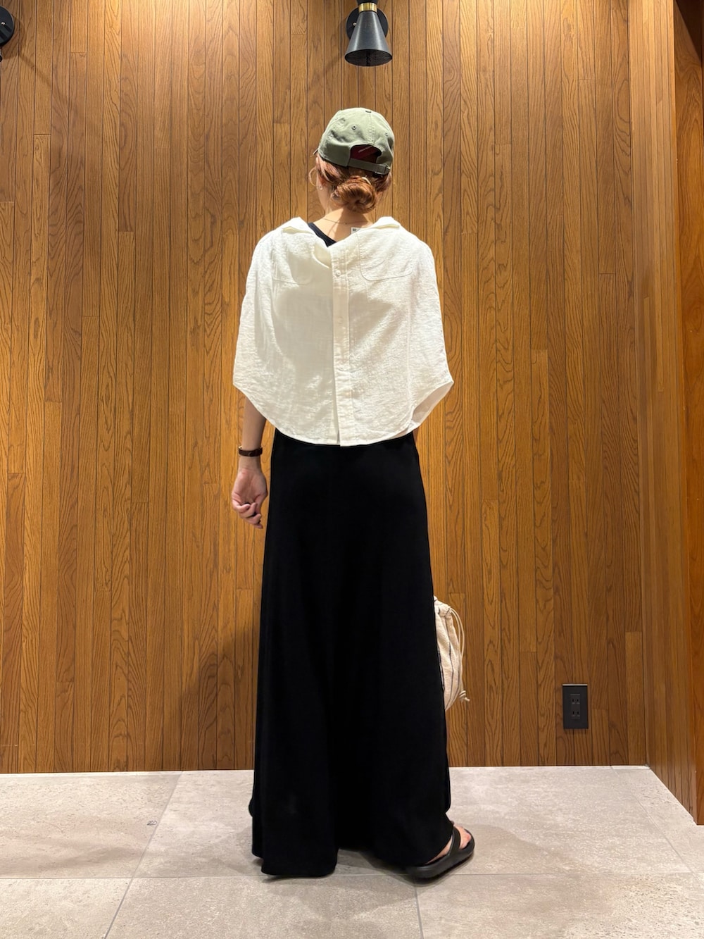 ブルー系のワンピース、ブルー系のニット/セーター、ホワイト系のハンドバッグを着用したレディースの夏コーディネートの3枚目の写真