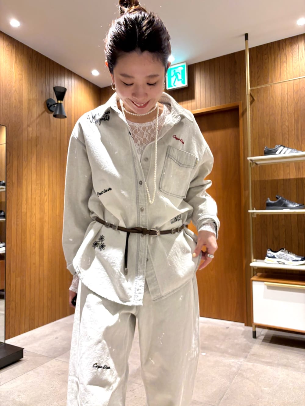 グレー系のシャツ/ブラウス、グレー系のデニムパンツ、ブラック系のハンドバッグを着用したレディースの冬コーディネートの7枚目の写真