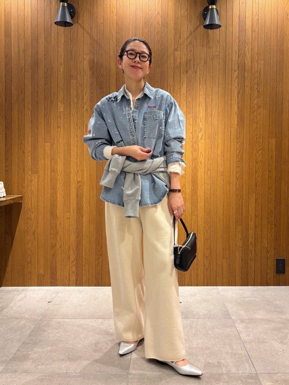 ブルー系のシャツ/ブラウス、ホワイト系のシャツ/ブラウス、ホワイト系のその他パンツを着用したレディースの冬コーディネートの6枚目の写真