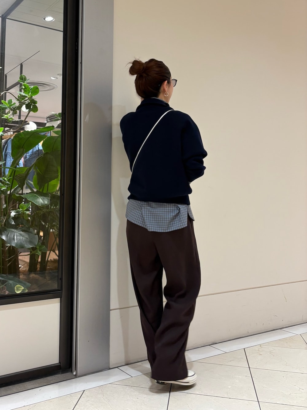 ブルー系のスウェット、ブルー系のシャツ/ブラウス、ブラウン系のその他パンツを着用したレディースの冬コーディネートの3枚目の写真