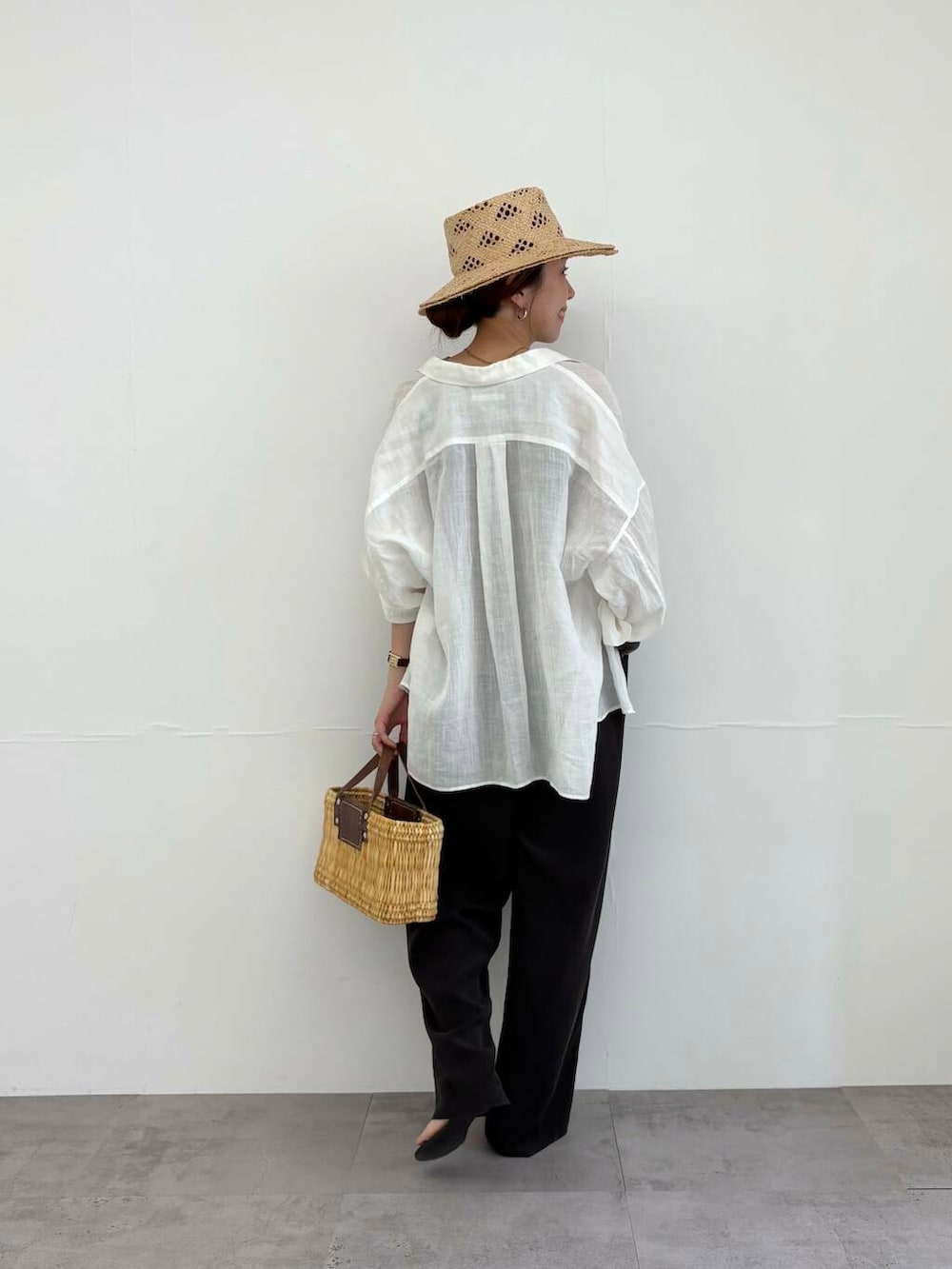 ブラウン系のかごバッグ、ホワイト系のシャツ/ブラウス、ブラック系のサンダルを着用したレディースの夏コーディネートの6枚目の写真