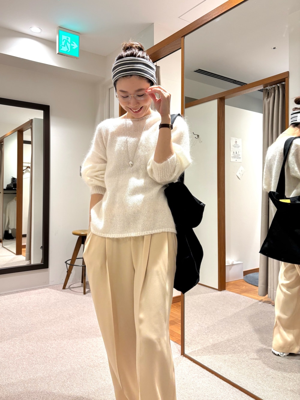 ホワイト系のニット/セーター、ベージュ系のその他パンツ、ホワイト系のスニーカーを着用したレディースの冬コーディネートの6枚目の写真