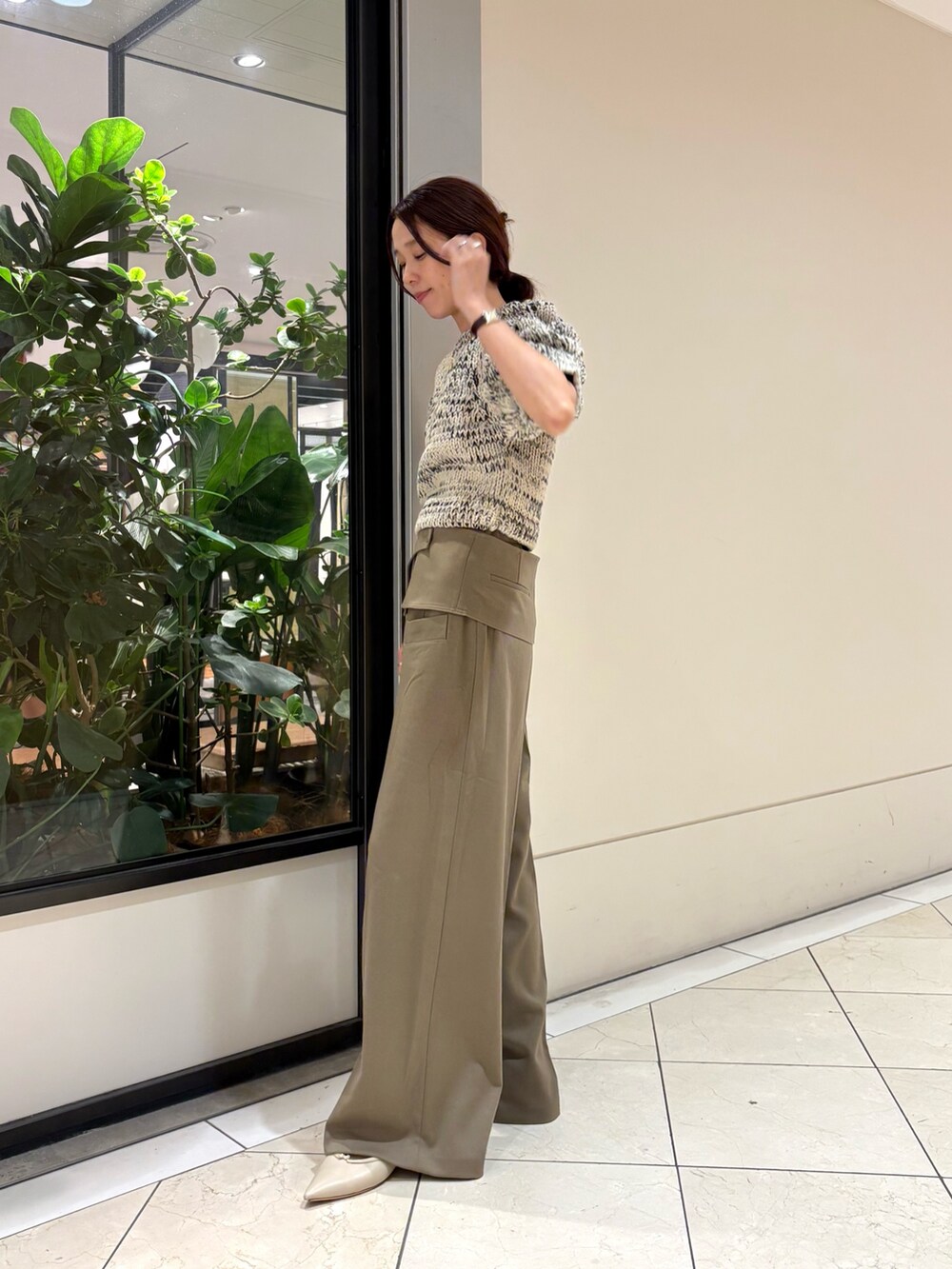 ホワイト系のニット/セーター、ブラウン系のその他パンツ、ホワイト系のハンドバッグを着用したレディースの秋コーディネートの2枚目の写真