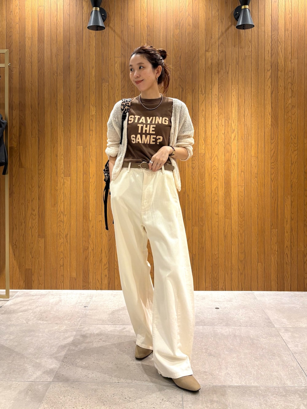 ホワイト系のカーディガン/ボレロ、ブラウン系のTシャツ/カットソー、ホワイト系のその他パンツを着用したレディースの秋コーディネートの2枚目の写真