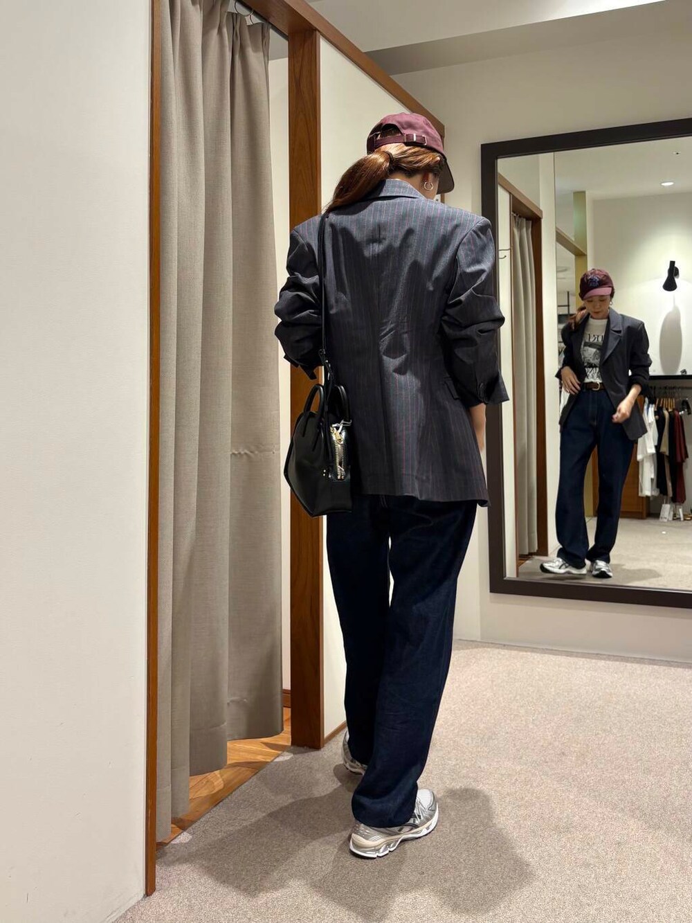 ブラック系のショルダーバッグ、ホワイト系のTシャツ/カットソーを着用したレディースの夏コーディネートの4枚目の写真