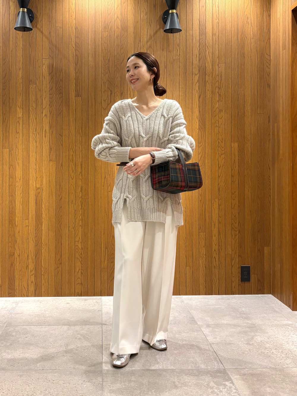 ベージュ系のブルゾン、グレー系のニット/セーター、ホワイト系のその他パンツを着用したレディースの冬コーディネートの5枚目の写真